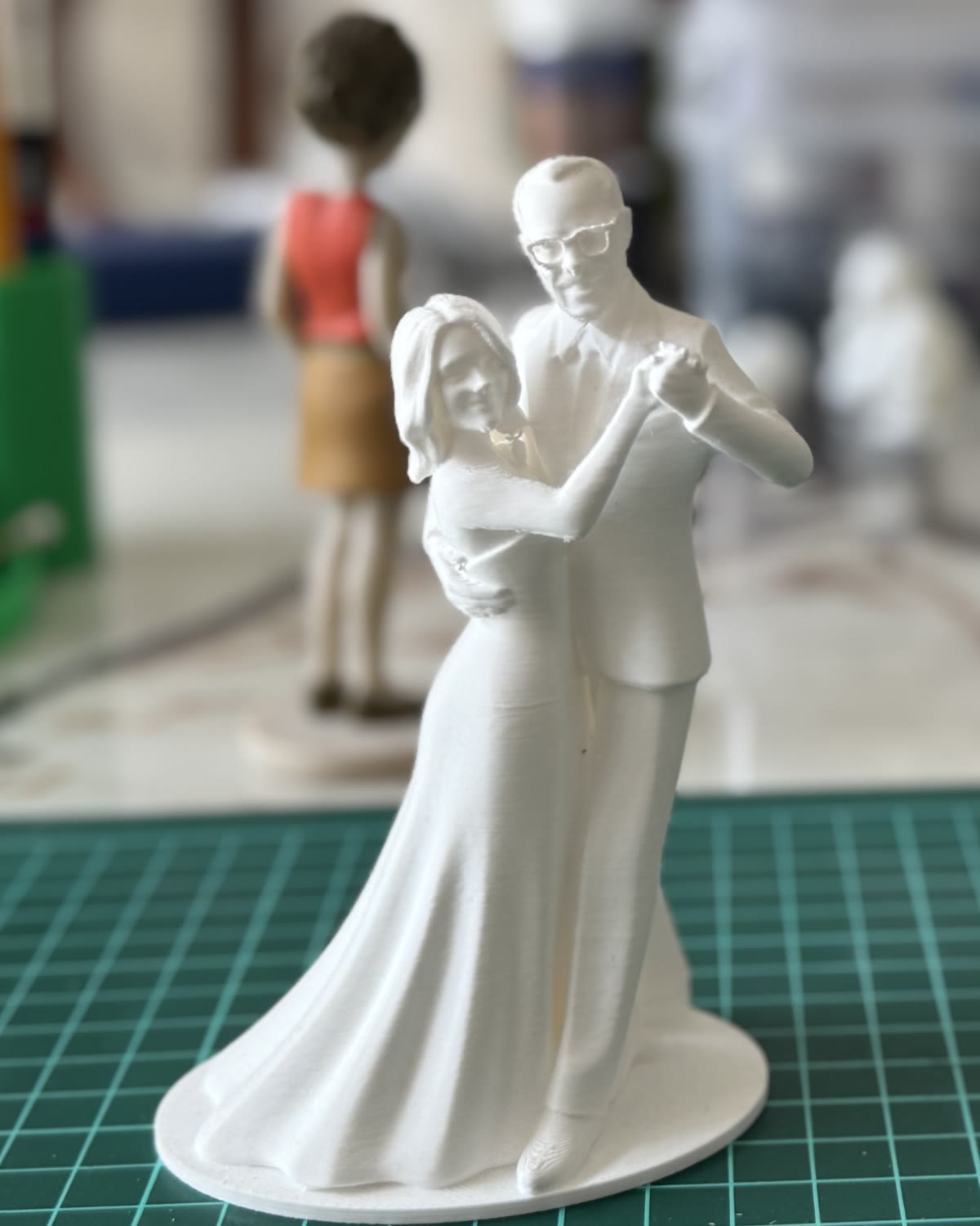 Cake topper réaliste en résine blanche : les mariés enlacés dans une pose de première danse