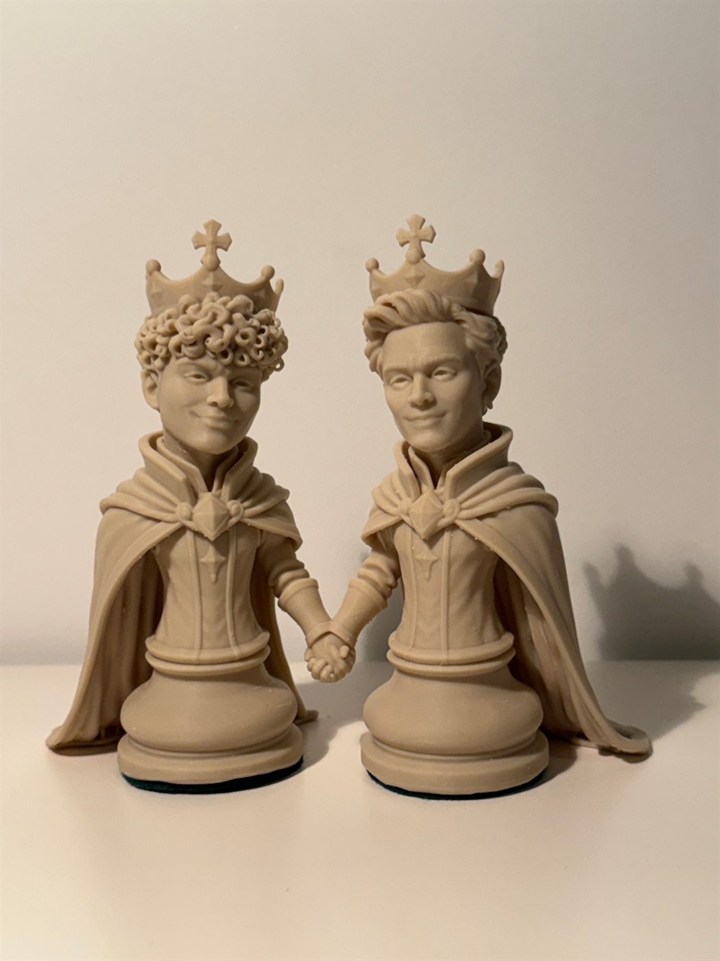 Pièces d'échecs à l'effigie d'un couple