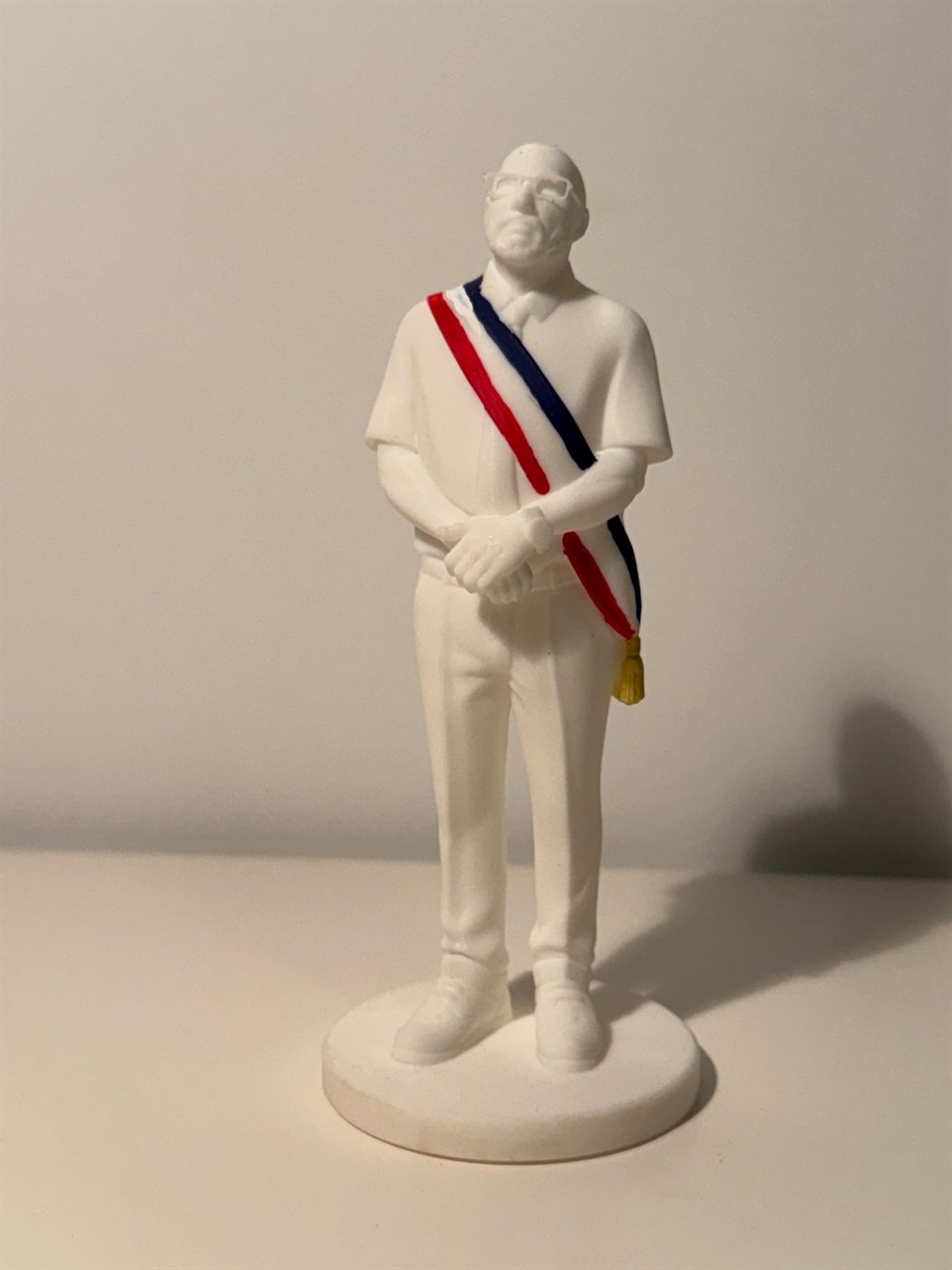 Figurine en résine blanche d'un maire portant son écharpe tricolore à glands dorés