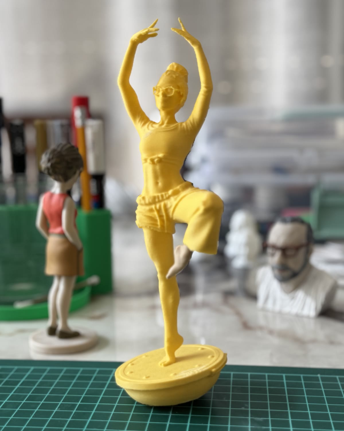 Figurine d'une danseuse en équilibre sur une jambe