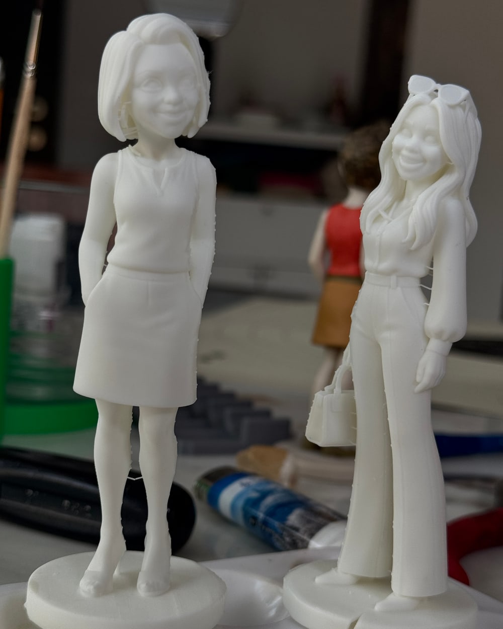 Deux figurines en résine blanche L'Épure