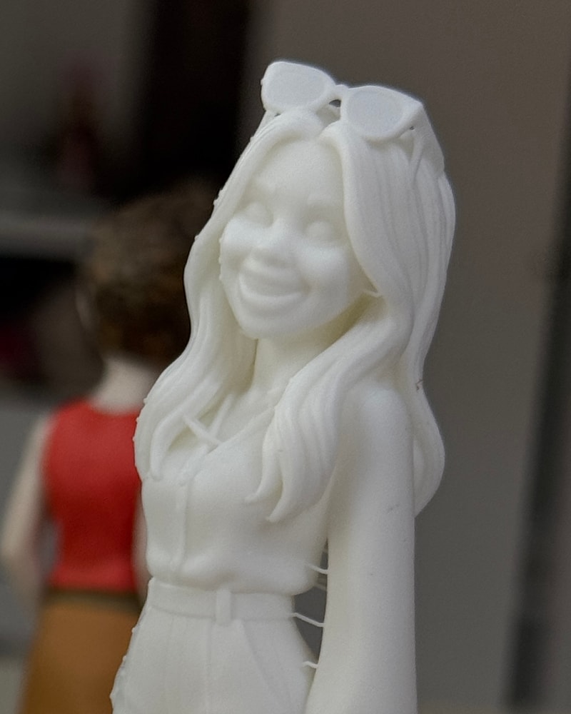 Figurine L'Épure, détail du visage et de la chevelure en résine blanche